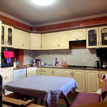 Продається просторий будинок у центрі смт. Кольчино