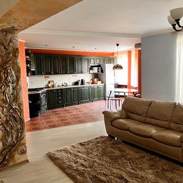 3.5-кімнатка дворівнева квартира (160кв.м) в центрі з закритим двором