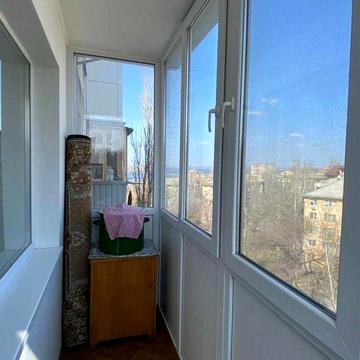 Продаж 1-кімнатної квартири в центрі міста з видом на річку