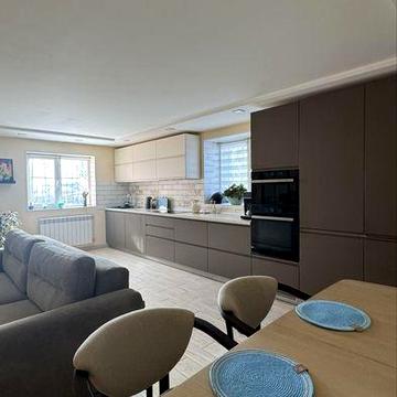 Продам двоповерховий будинок біля озера