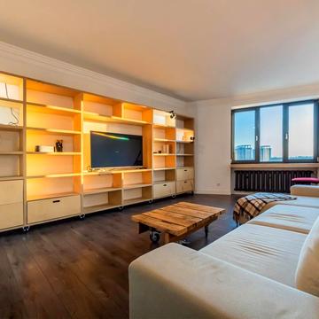 Анни Ахматової вул., 45