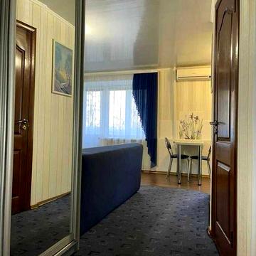 Оренда просторої 2-кімнатної квартири-студії в центрі