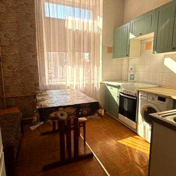 У продажу простора двокімнатна квартира в сталінці, 5 станція Фонтану