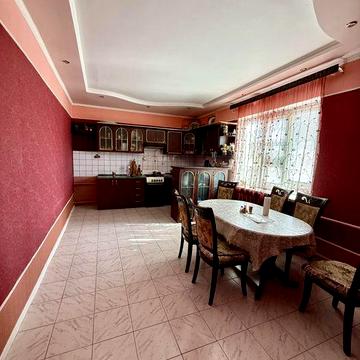 БЕЗ КОМІСІЇ! Капітальний будинок, 5 кім, цегляний, жилий стан.