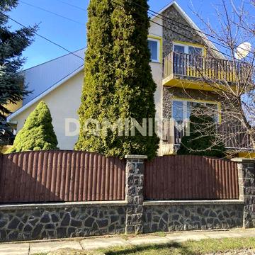 Триповерховий будинок із мансардою та гаражем