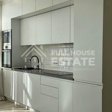 Простора 3-кімнатна квартира біля метро Позняки, 77 м². Є генератор