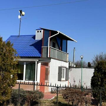 Поодам будинок на березі річки
