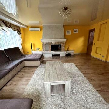 Продаж   просторого будинку з гарною територією .