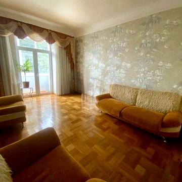 Центр міста • Сталінка • 3,3 м стелі • ремонт • меблі