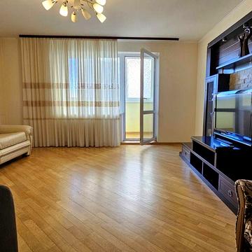 Дарницький бул.8. Затишна 2-кімнатна квартира поруч з парком та метро!