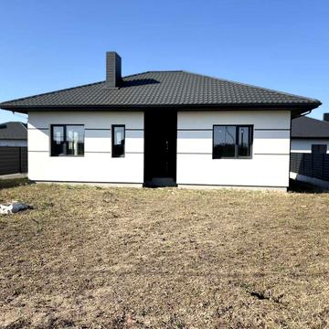 Сучасний будинок у селі Боратин.