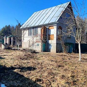 Продам двоповерховий цегляний будинок.Дві кімнати.6 соток приват/землі