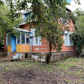 Продам двоповерховий будинок в центрі міста.