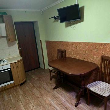 Здаю в крайовничому місці  пів будинку Метро Славутич, Київ