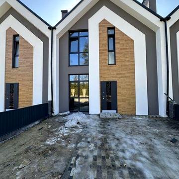 Таунхаус 100 кв з великою ділянкою. Газ . Можно заходити на ремонт