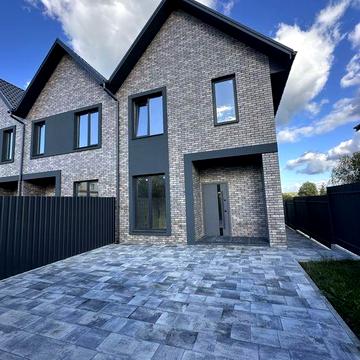 Якісний таунхаус з просторою ділянкою. Всі коммунікації є