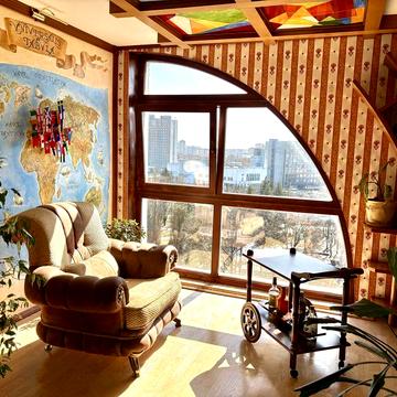 Продам 2-во поверхову квартиру в центрі міста