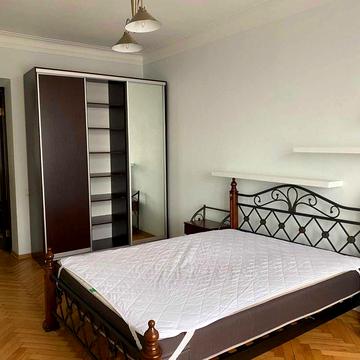 м. Лукянівська. Здам 3 -кімнатну сталінку. Іллєнко, 6 (Мельникова).,