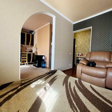 Трикімнатна, покращеного планування з АГВ та євроремонтом! Жадова!