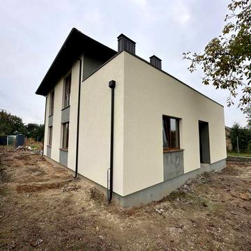 Будинок мрії біля лісу — тиха, красива асфальтована вулиця