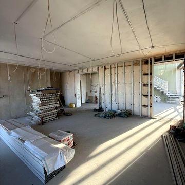 Продаж пентхауса з двома підземними паркінгами