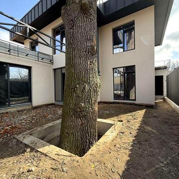 Продаж БУДИНКУ в центрі міста на 5,5 сотках з гаражем і усіма комуніка