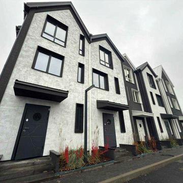 Продам таунхаус з виходом до озера Гостомель