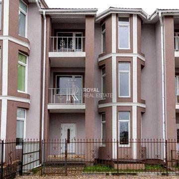 Продаж триповерхового таунхауса з центральними комунікаціями в Чабанах