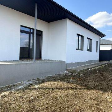 Стильний, сучасний будинок з терасою для ранкової кави