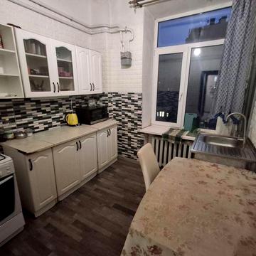 Почайнинська вул. 23, Поділ, метро Контрактова площа, Подільський рай