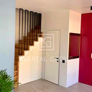 Продаж стильного тауну у престижному районі