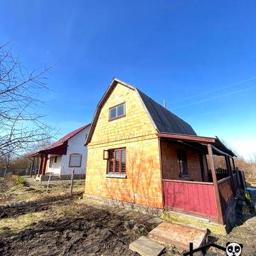 Продається дачний будинок у тихому районі міста.