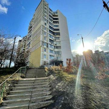 Продаж 4-к квартири на Срібнокільській 8