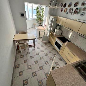 Васильківська 18 Будинок 2002 р метро 5 хв 50 кв 13 поверх комісія 3%