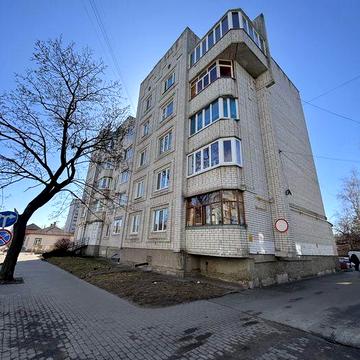 Центр міста!2-кім квартира на 1 поверсі з потенціалом під або життя!