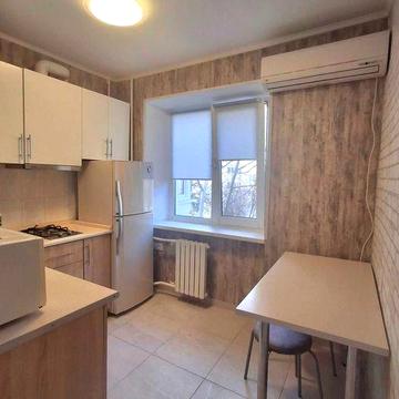 Продам 2 комнатную с ремонтом и обстановкой на среднем этаже