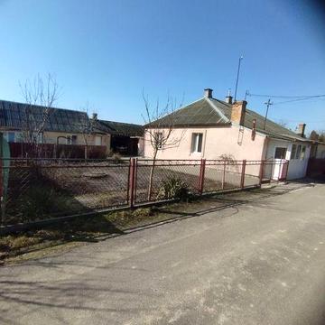 Продам частину будинку .