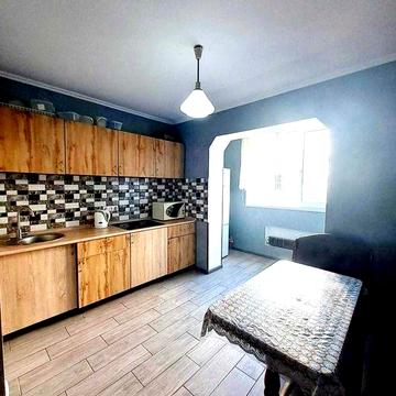 Ахматової 13Б, оренда просторої 3-к квартири, 2 поверх, метро Позняки!