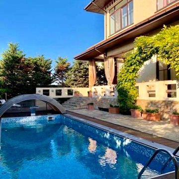 дом с бассейном!подвал! зеленный участок! Совиньон