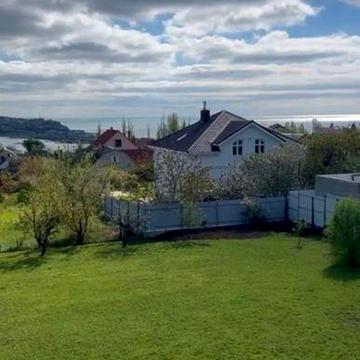 Долгосрочная аренда  современного дома у моря.