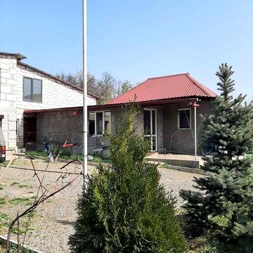 Дом с большим участком и баней в живописном месте.