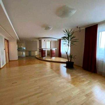 Сверстюка / Раскової Марини 5-В  Видова 3-кімн.(193кв.м)