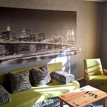 Власник здає однокімнатну студію по вул . Кондратєва( 8000+ком.)