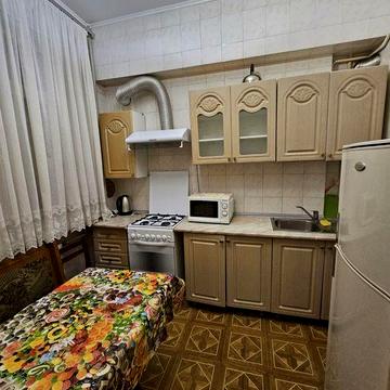 Сдам 2 ком. сталинку возле метро ЮЖД.