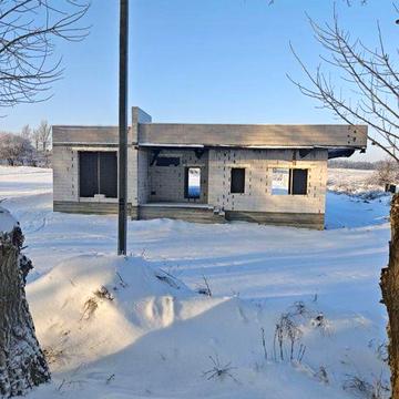 Будинок (недобудова) біля озера. 1-ша лінія, басейн, Калинівка