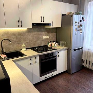 Продам 2-х-кімнатну квартиру на вул. Героїв Десантників.