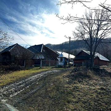 Продам будинок в Карпатах плюс гектар землі