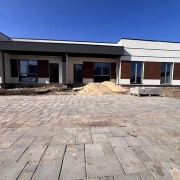 Збудований котедж з внутрішніми роботами!