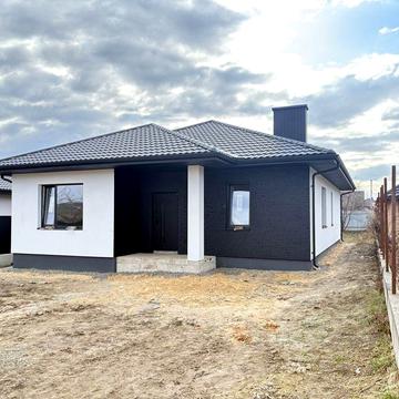 Сучасний будинок  у селі Боратин.