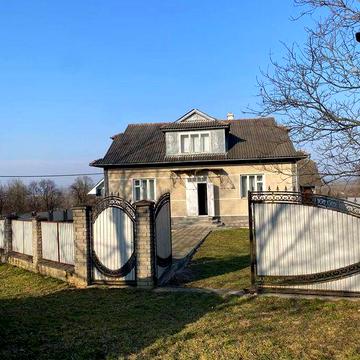Продається просторий двохповерховий будинок в Карпатах